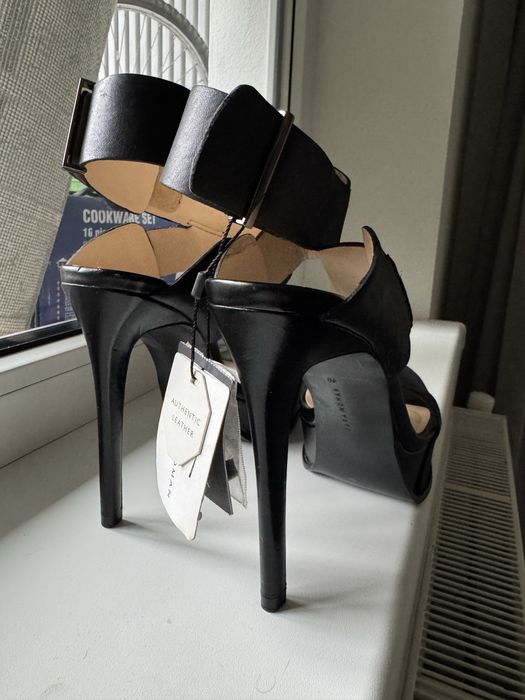 Нові босоніжки zara