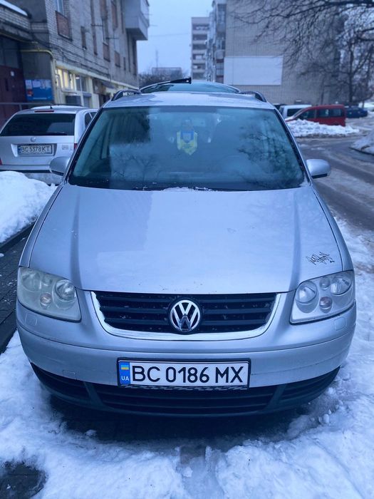 Автомобіль Volkswagen touran