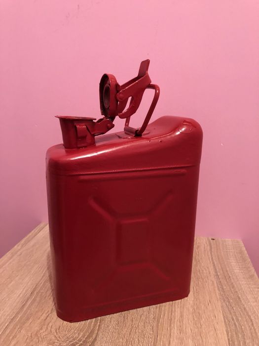 Канистра металлическая обьемом 5 литров для бензина/дизельного топлива