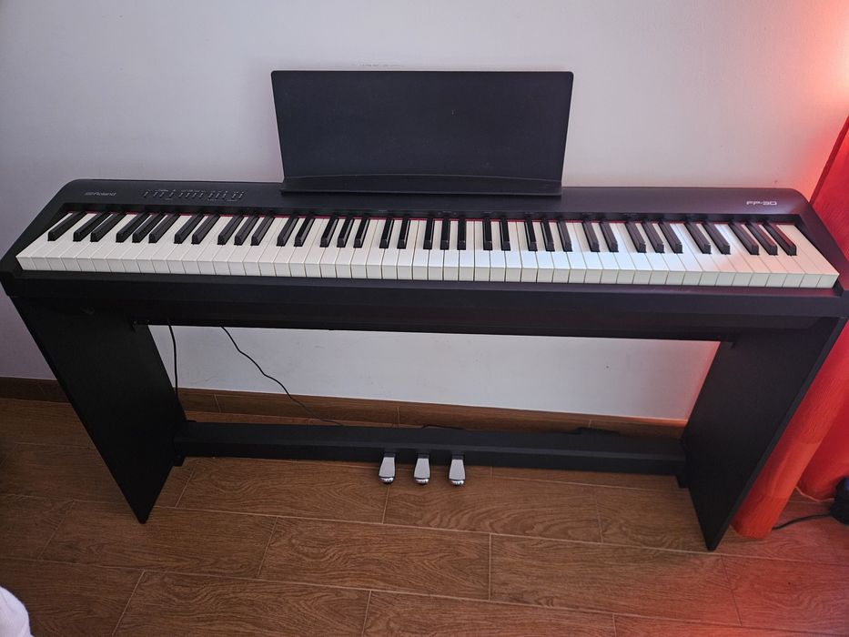 Piano Roland Fp-30 em otimo estado c/ móvel