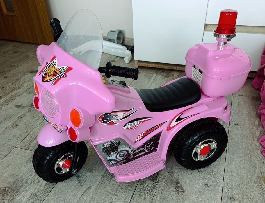 Motorek różowy  akumulator , dziewczynki jak nowy kuferek otwierany