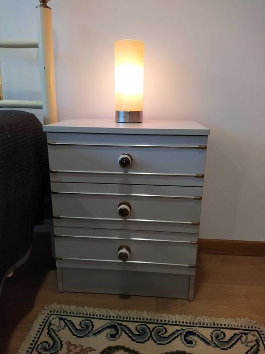 Cama de ferro de casal, com mesas de cabeceira