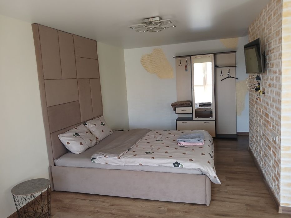 Посуточно квартирая студия светлая центр!