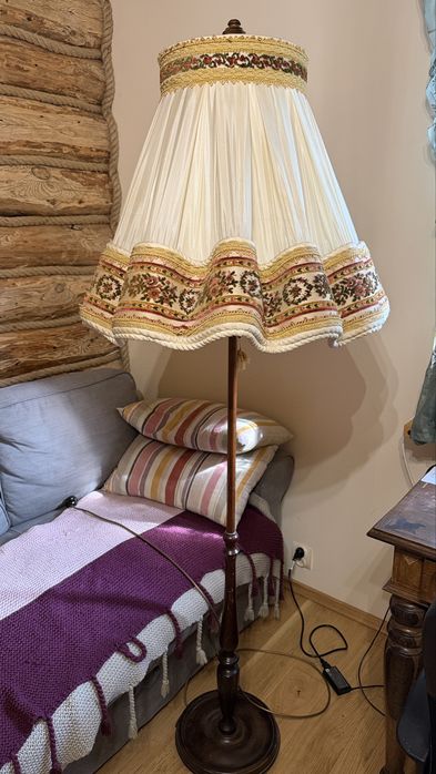 Lampa na drewnianym stojaku z niespotykanym abażurem