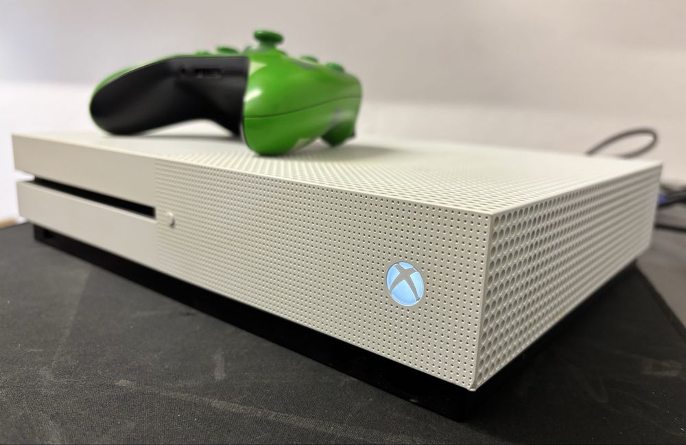 Konsola XBOX ONE S + pad (NOWY dysk SSD 512GB)