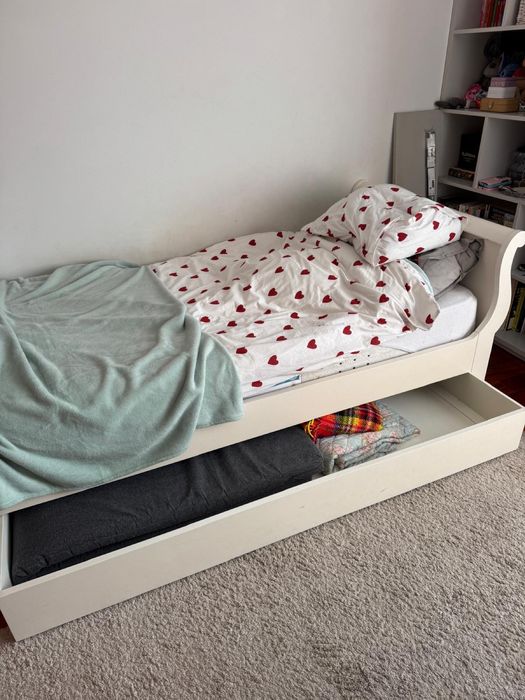 Cama com colchao e gavetoes