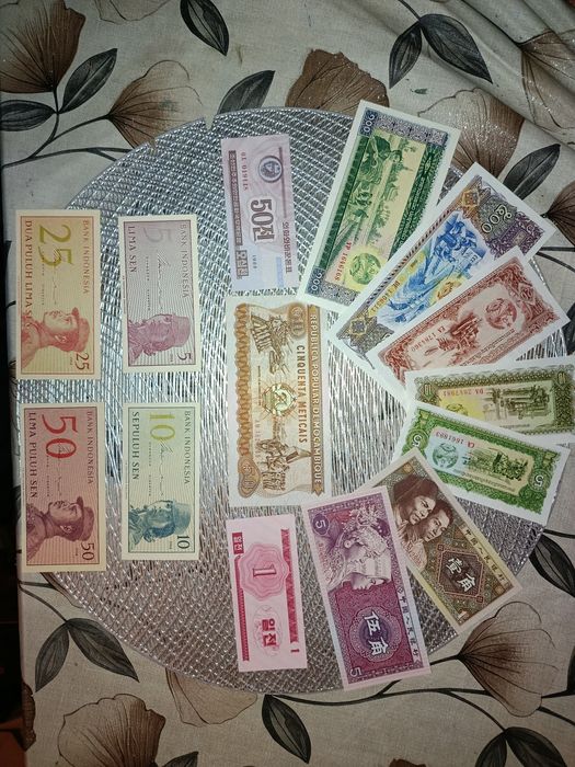 Банкноти, марки, монети