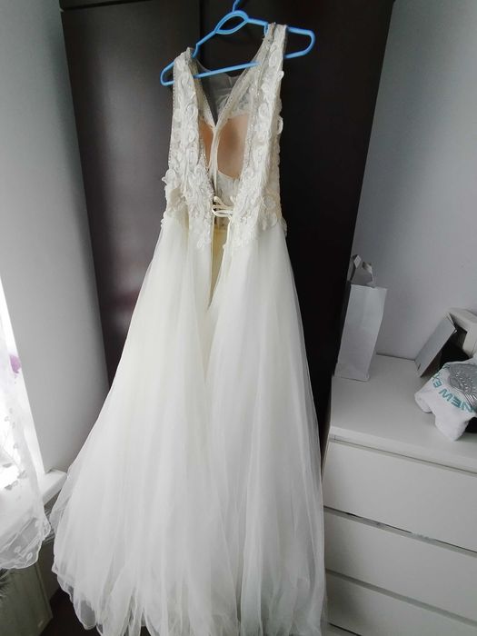 Suknia ślubna, z kołem na dole.