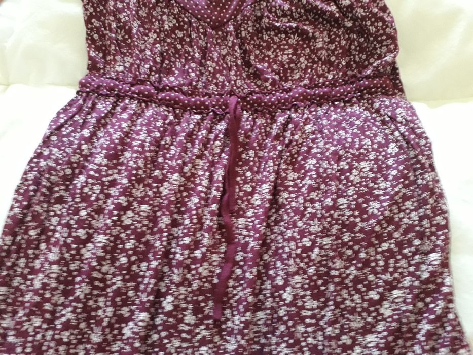 Vestido de alças e decote em V