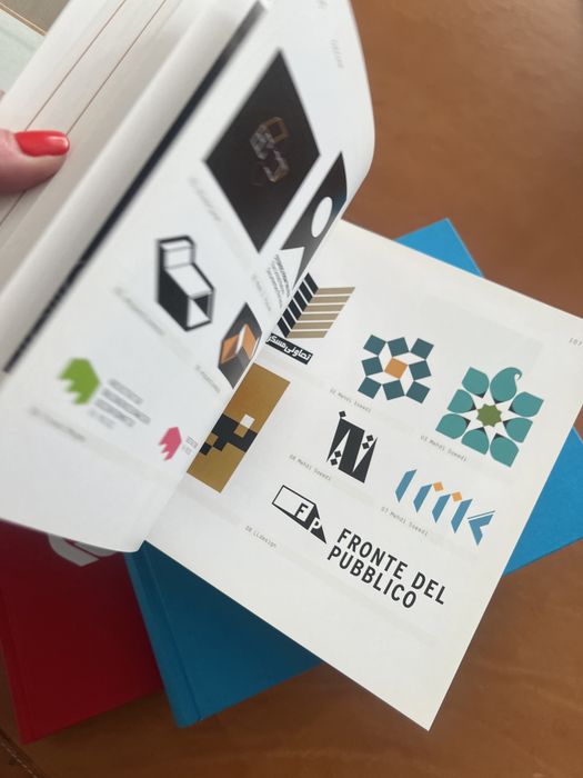 Conjunto de livros - logo design