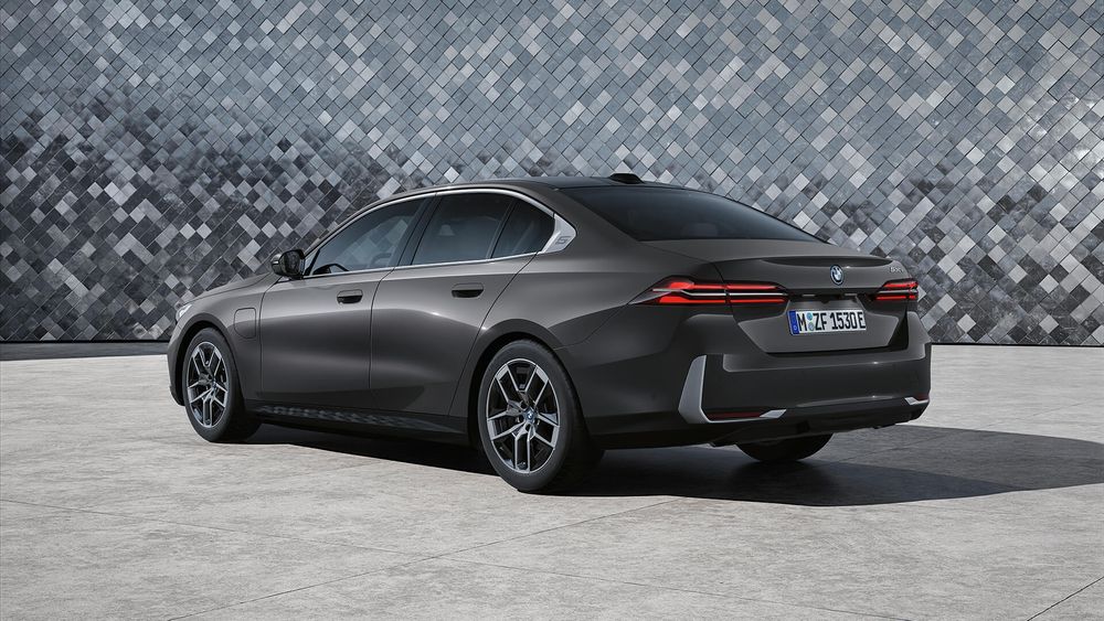 BMW Seria 5 Sedan 2023 grafitowy z lewej strony od tyłu