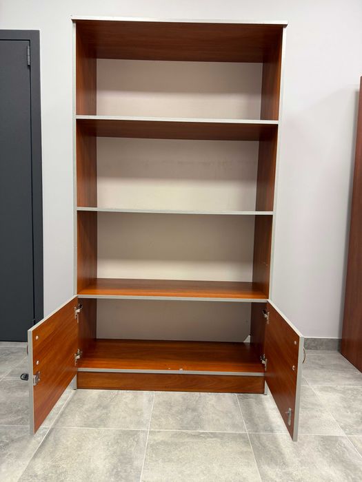 Офісна шафа-стелаж з нижнім закритим відділенням