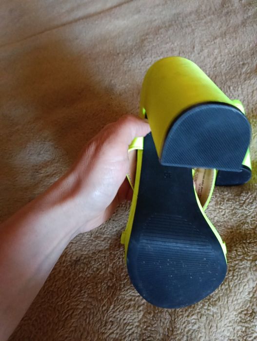 Neonowe buty sandały na słupku rozmiar 35 Divided
