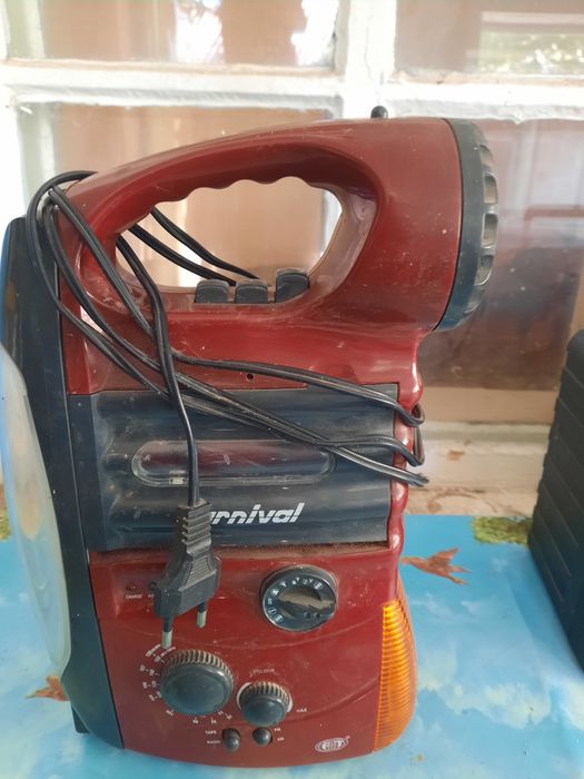 Продам радіопрймач, магнітофон, фонарь. Все в одному пристрої.