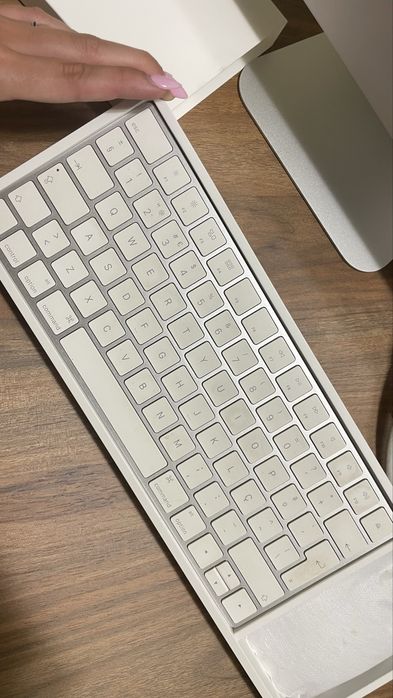 iMac 21.5" (2017) in excellent condition - with keyboard, mouse and cable.64585334454145123