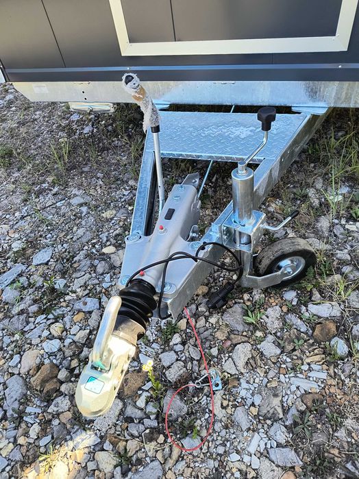 - PRZYCZEPA gastronomiczna - 7m x 2,5 m - 2 osie - dostępna NA PLACU -