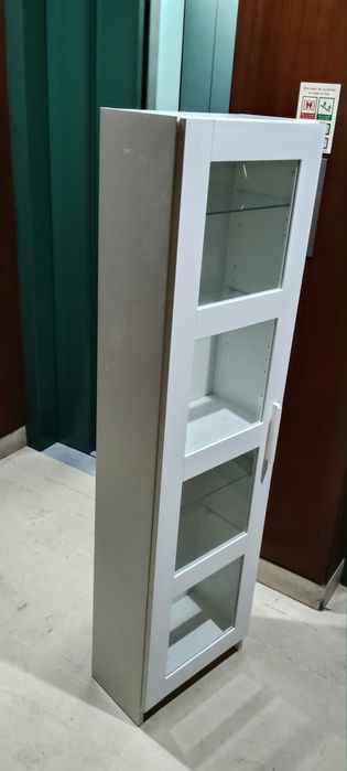 Vitrine com portas e prateleiras em vidro