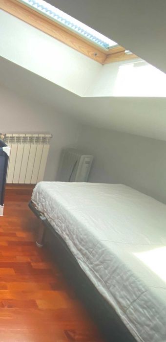 Cama individual com colchão e estrado com pés – Bom estado 195x80cm