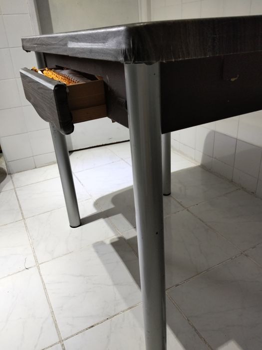 Mesa de cozinha boa madeira.e pés Inox escovado..