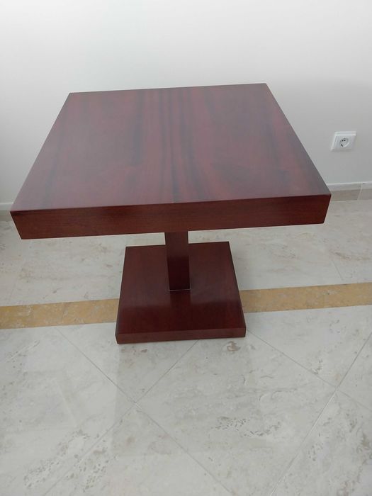 Mesa de apoio em Mogno