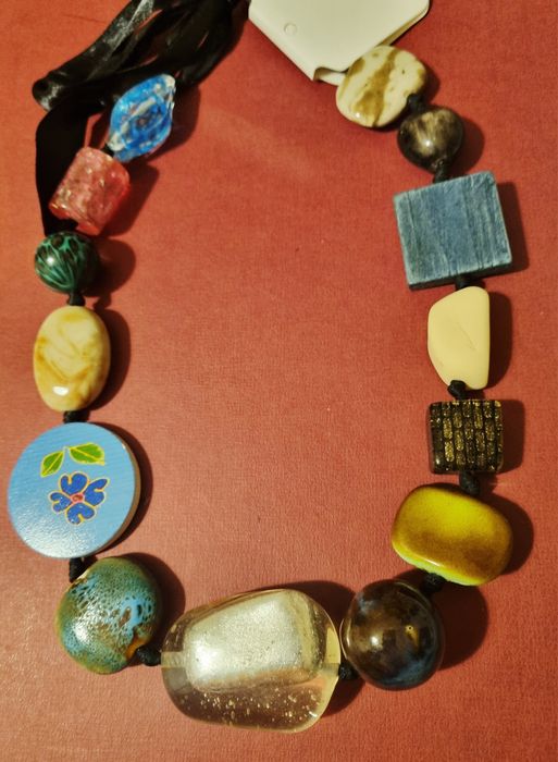 Colar com peças de vários materiais: pedra, acrílico e madeira.