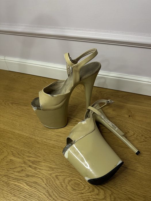 Стріпи трійки pleaser бежеві