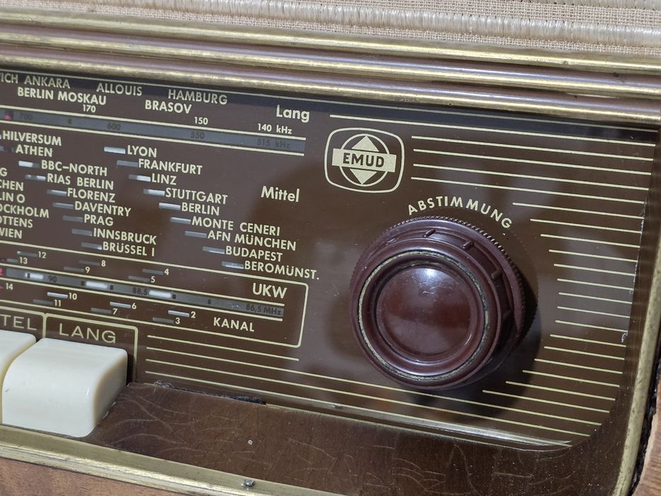 Rádio antigo reparado EMUD