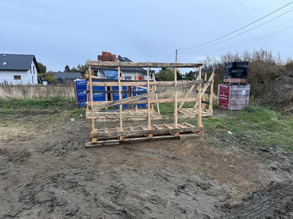 Stojak drewniany na okna