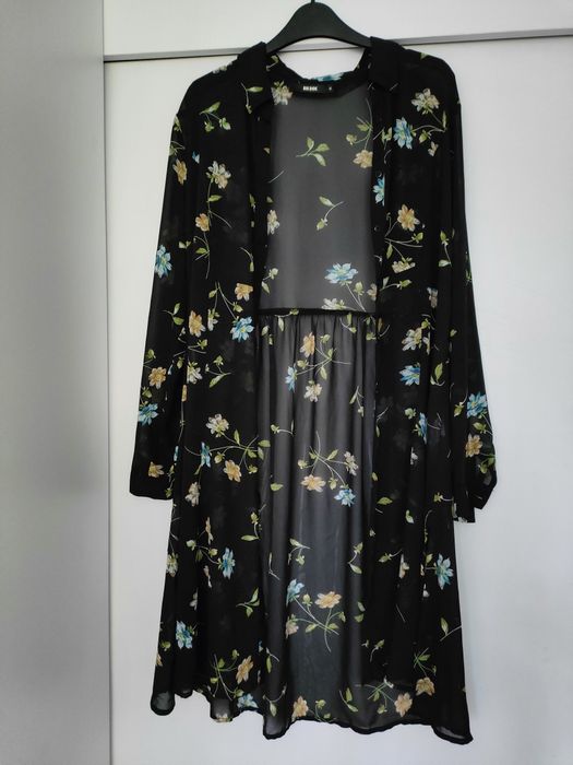Czarna prześwitująca sukienka w kwiaty