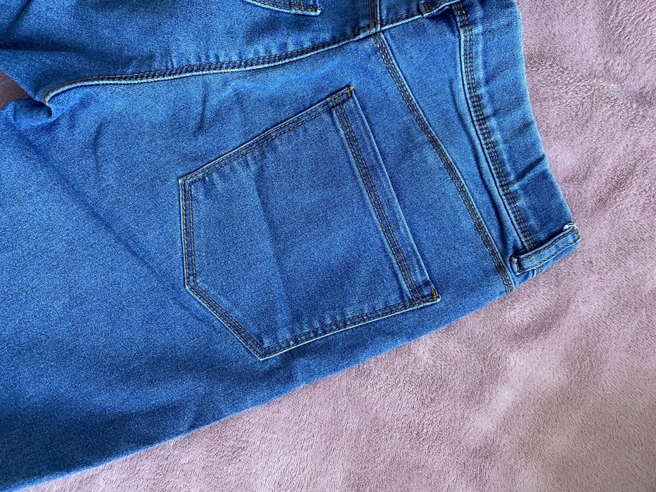 niebieskie jeansy jagging