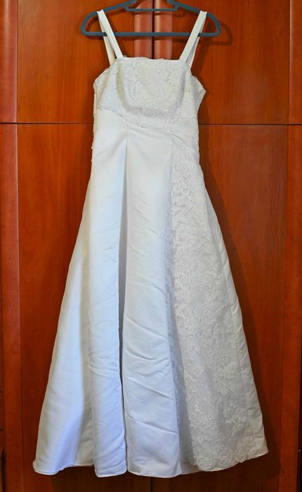 Klasyczna i elegancka suknia ślubna w kolorze białym