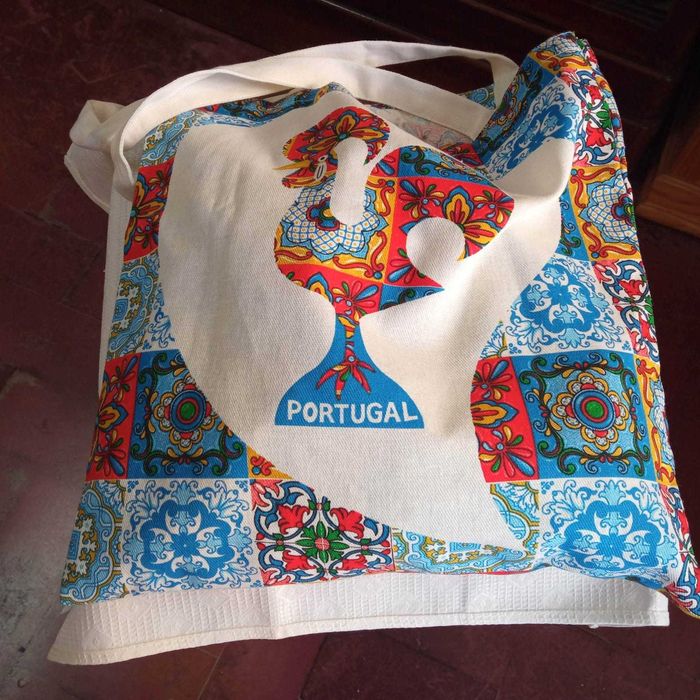 Sacos em pano decorados com vários motivos. Peças artesanais.