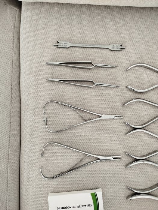 Ortodontia - vários instrumentos e materiais