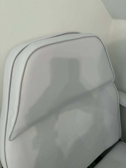 Fotel do pedicure z lampą lupą ze statywem oraz taboret na kółkach
