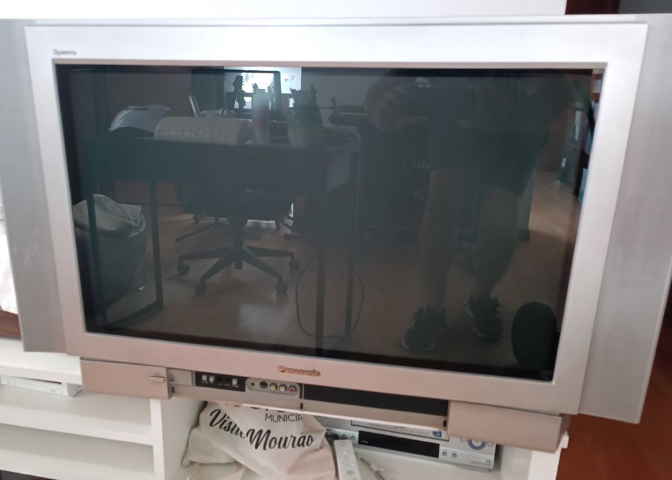 Televisão Panasonic Quintrix TX-32PS11F antiga