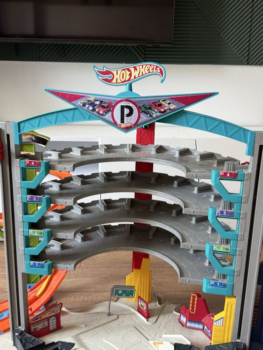 Величезний мега трек hot wheels