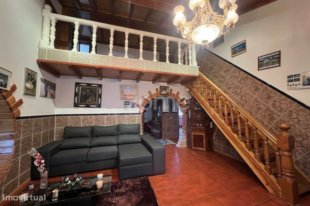 Moradia T5 com 2.500m² de Terreno e Excelentes Áreas em Travancas