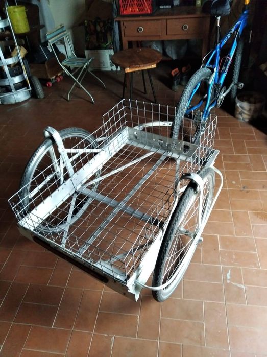 Reboque para bicicleta fixação latera não destabiliza o equilíbrio.