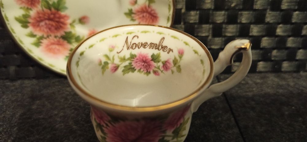 Porcelana Anglia Royal Albert Chryzantema, Listopad  DUO