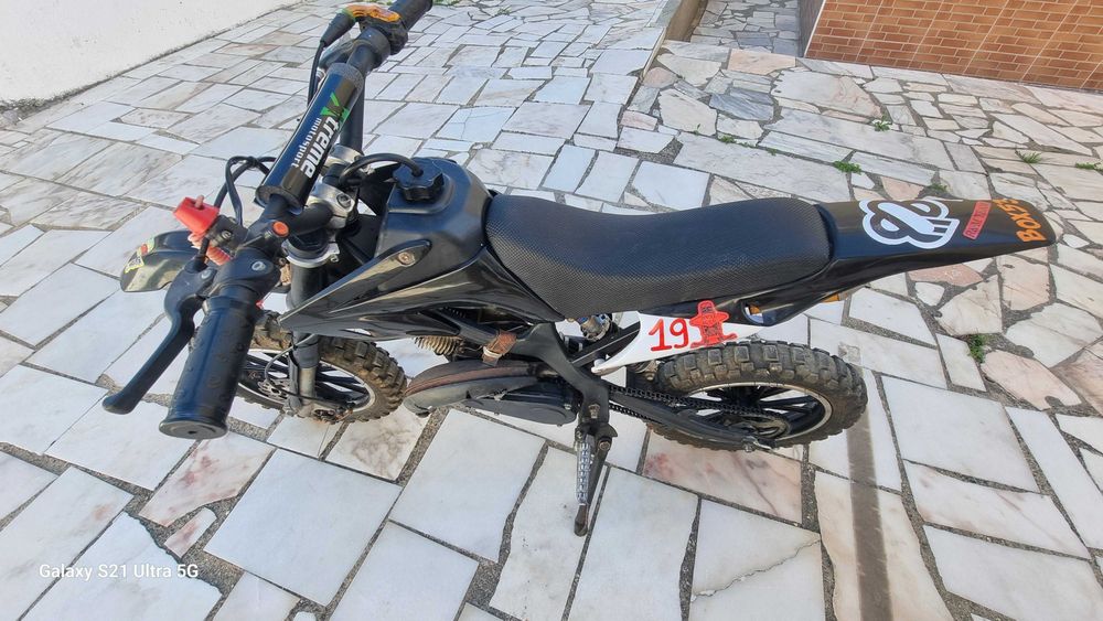 Mota criança a gasolina