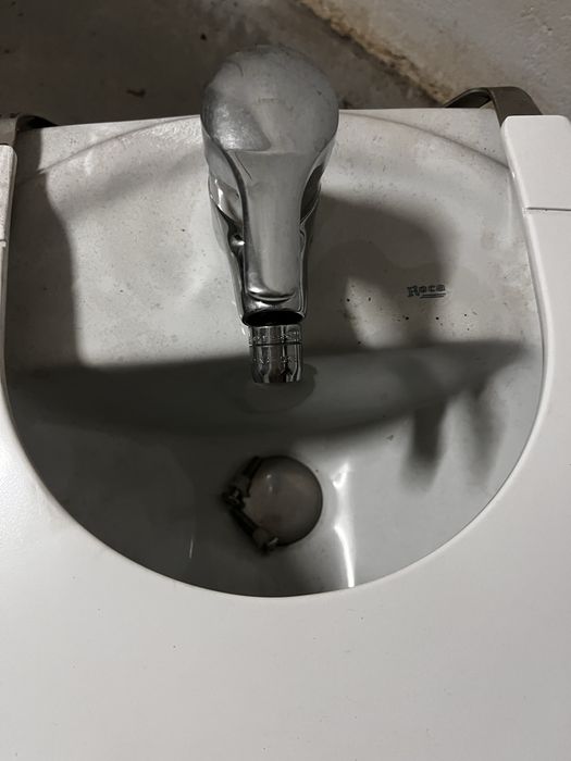 Bidé com tampa Roca, com torneira