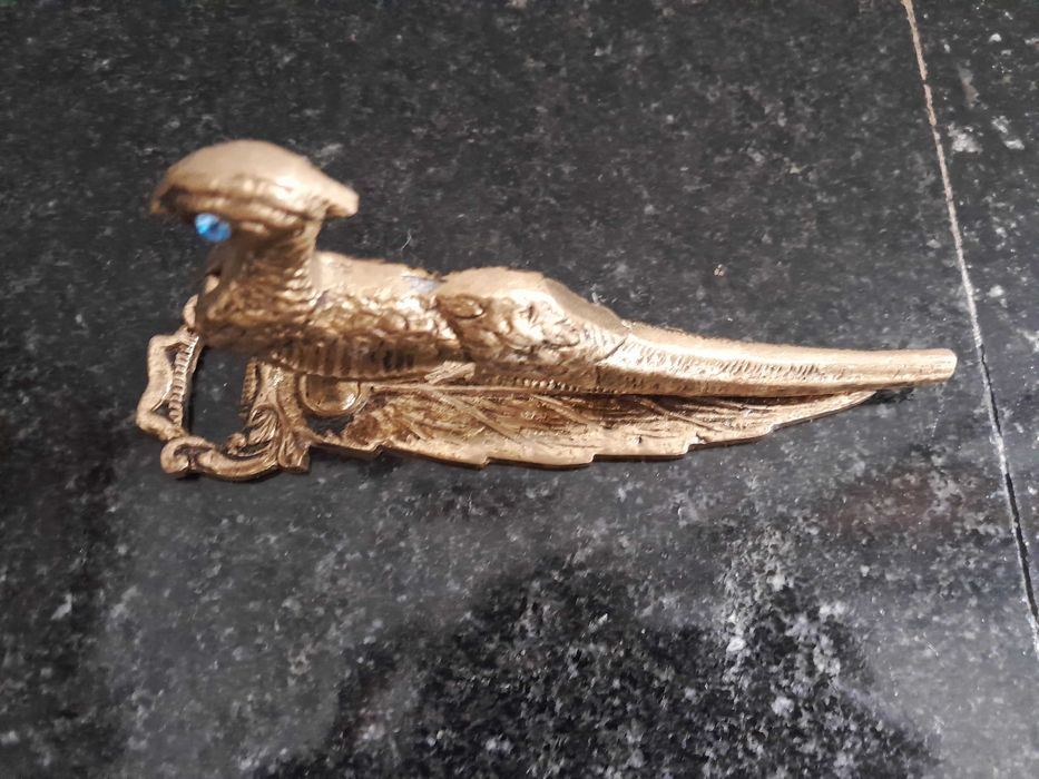 Elegantíssimo quebra nozes, abre latas, peça decorativa etc, em latão