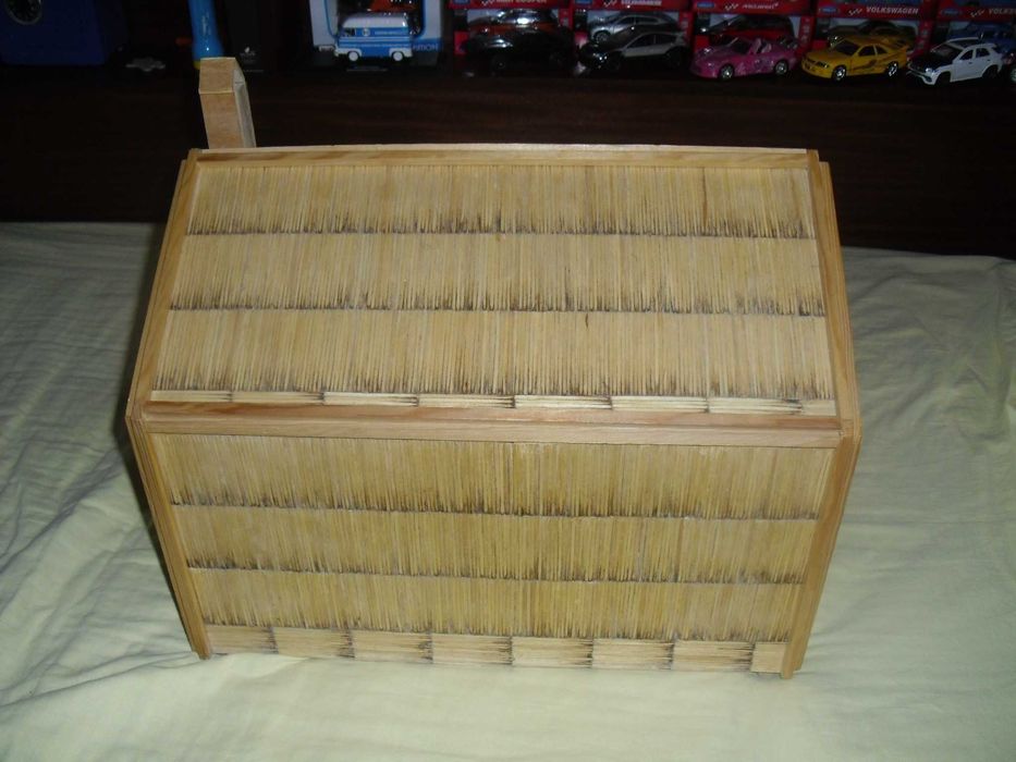 casa em paus de fosforo com mobiliário