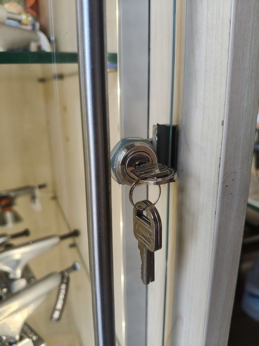 Expositor com porta e prateleiras de vidro e iluminação LED