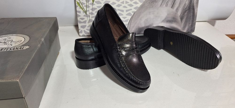 Calçado Homem  em pele e couro ,interior em pele.