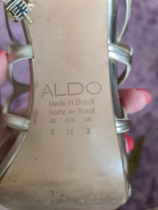 Vendo sandálias ALDO douradas