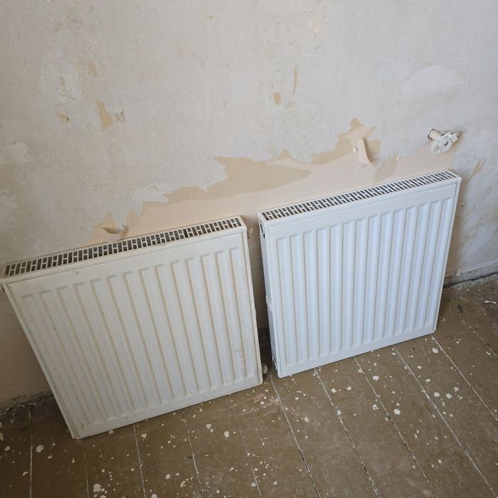 Dwa kaloryfery z demontażu