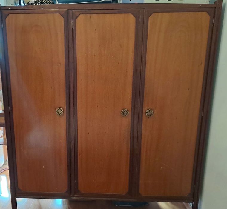 Vendo móveis de madeira