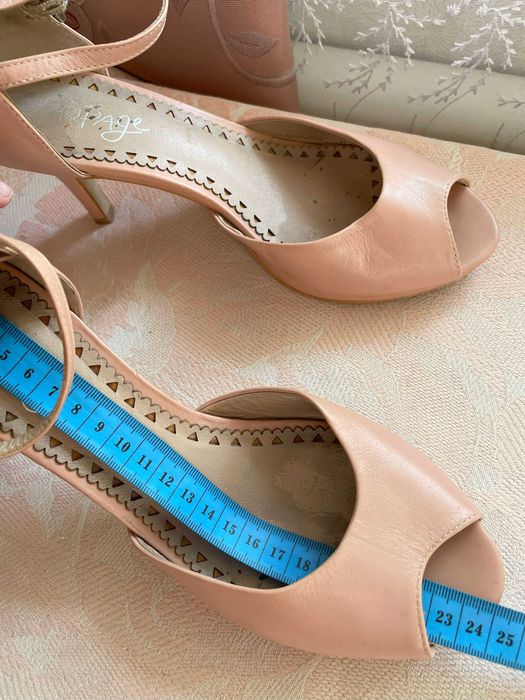 Нюдові елегантні шкіряні босоніжки