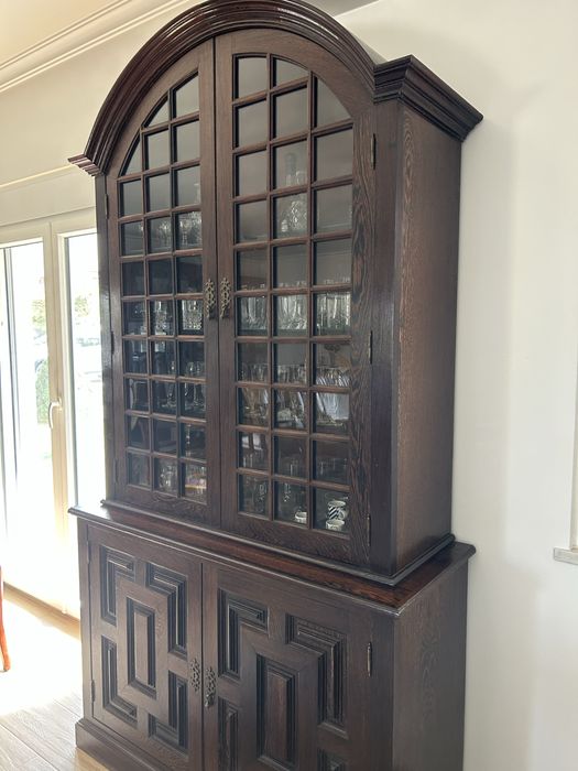 Cristaleira em Mogno